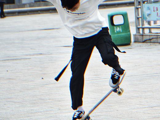 滑板少年