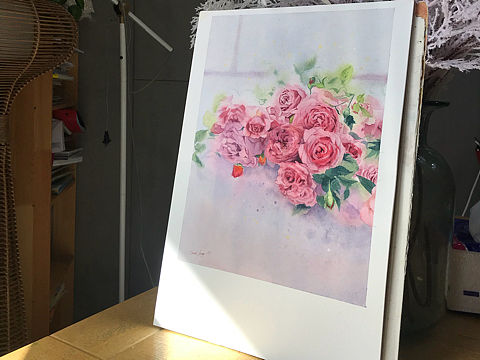 窗前绽放的玫瑰花