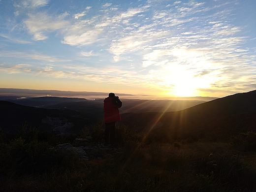 在雲海追日出的人
