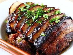 菜男土匪扣肉，传统炒糖上色。