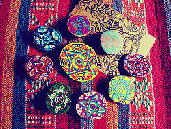 叁公馆诡异图腾彩绘纯木徽章·