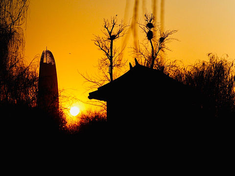 余晖映照,近了黄昏。