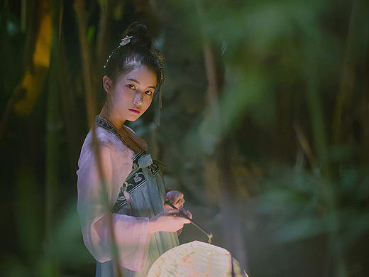 夜阑竹影静