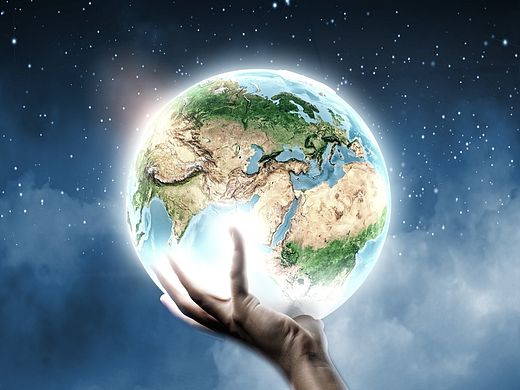 手握地球星球，宇宙，银河背景图，桌面背景