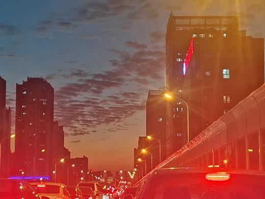 街道夜景堵车高架夕阳摄影手机拍摄