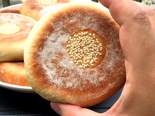 免揉豆沙面包，制作简单，松软可口，奶香味儿十足。