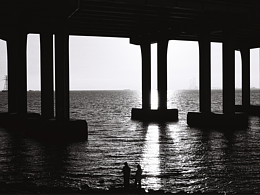 在黑白里溫柔地?zé)釔鄄噬?，在彩色里虔誠地朝圣黑白