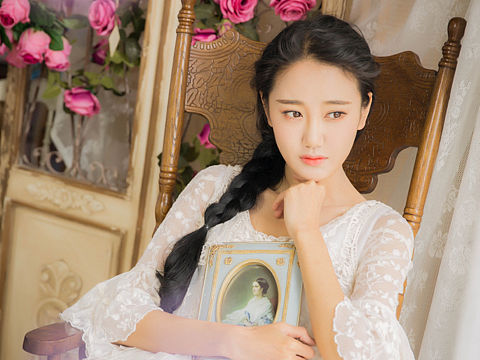 花静幽落，伊人如梦。