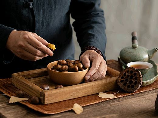 剥一颗板栗，就剥出了整个秋天