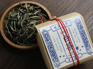 不染品牌设计｜晓饮白茶的山野草木经