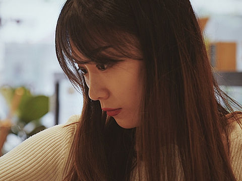 再访面包店 吃可颂的女孩