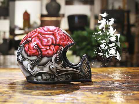 自己彩绘的头盔