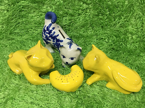 两只小黄猫与一只青花猫