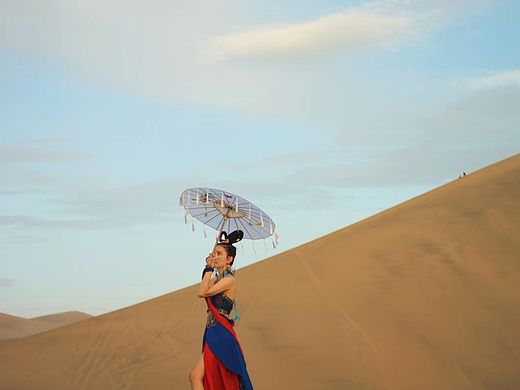 敦煌鸣沙山月牙泉