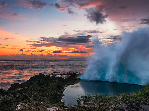 一半海水一半火焰