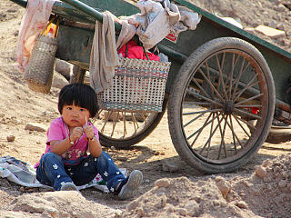 陪爷爷奶奶捡废铁的小女孩