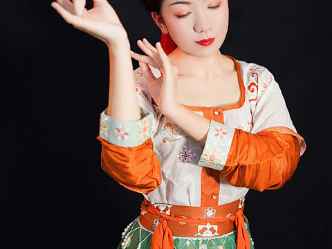 少女的裙摆