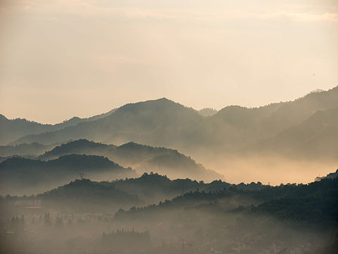 山里的清晨日出