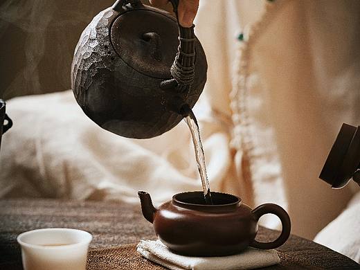 饮一盏岁月留香，唱一曲往事飞扬