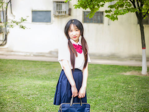 我把秘密告诉了花，花香吹满了整个小巷