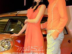 青岛第九届车展——车模情侣篇