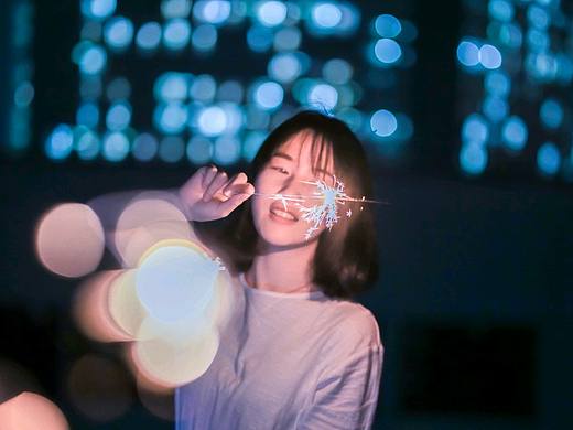 见过最美的烟火，如同你眼里的光芒。 