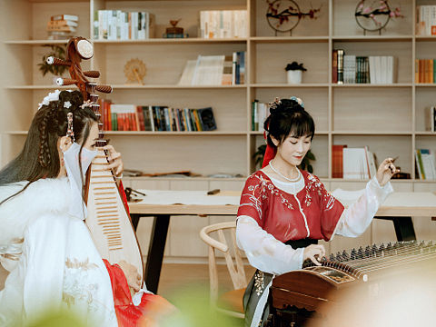 琵琶弦上说相思  弹奏一曲古典之韵  天青等烟雨，而我