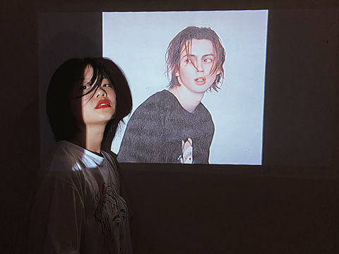 一台手机一个投影仪就可以的啦