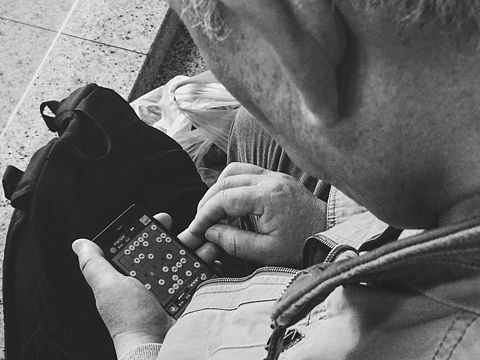 当手机成了我们唯一的玩伴（个人主页-ZMTYxNDIxMDA=） - 人文/纪实摄影 - 站酷设计师OldWhale原创素材 - 站酷ZCOOL