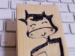 没用的块木头,用雕刻刀挖了个形状,做的小玩具~