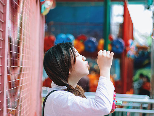 游樂園的少女（個(gè)人主頁-ZMTQ3MzgxMTY=） - 人像攝影 - 站酷設(shè)計(jì)師拉沙原創(chuàng)素材 - 站酷ZCOOL