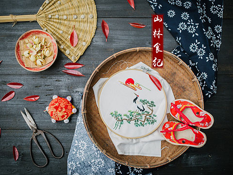 住院期间绣了幅松鹤同春