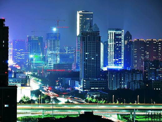 这是一个很普通的夜晚,登上高处,留下最美的瞬间