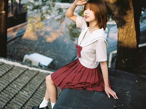 胡同里jk胶片小姐姐