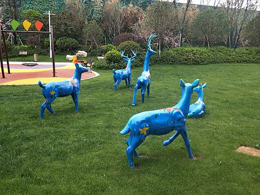 商丘不銹鋼雕塑，群雕鹿，為商丘地產(chǎn)曾添美景（個人主頁-ZMzg4Mzc1NTI=） - 雕塑 - 站酷設(shè)計(jì)師神奇18039151988原創(chuàng)素材 - 站酷ZCOOL