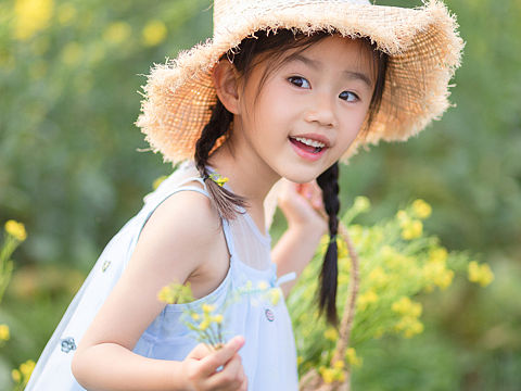 在小女孩自家的菜地给她拍一组照片。我的人像摄影班开