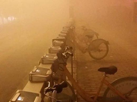 在漫天风沙里