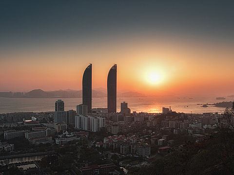 每当夕阳坠落山谷的时候