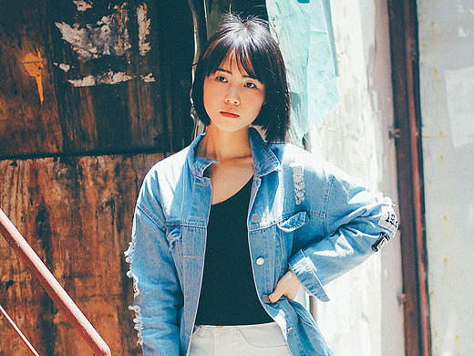 短发的女生