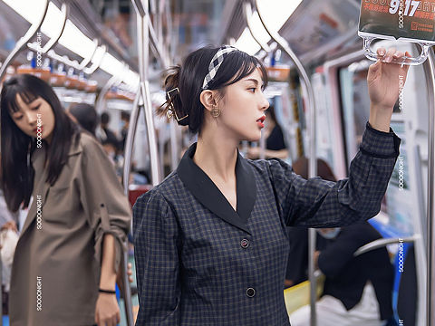 地铁车厢广告人像创意
