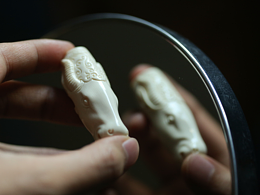 猛犸象牙产品：牙雕艺术。公司的新产品摄影图