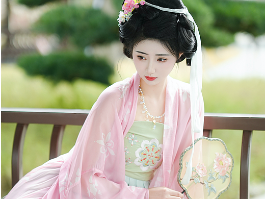 桃红柳绿唐风汉服写真