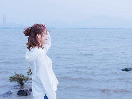 海边的白衣少女