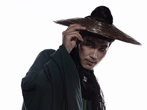 这个硬汉被揍的不轻