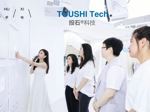 爱慕乎兮HUXI品牌杭州武林银泰快闪店弧形触摸墙