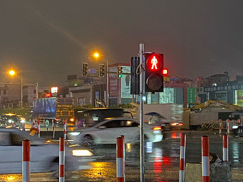 车水马龙，红灯即止