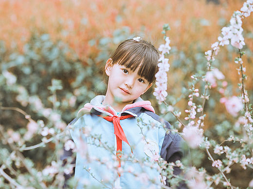 院子里的小女孩（个人主页-ZMjE1MTEyOTY=） - 人像摄影 - 站酷设计师木鱼说原创素材 - 站酷ZCOOL