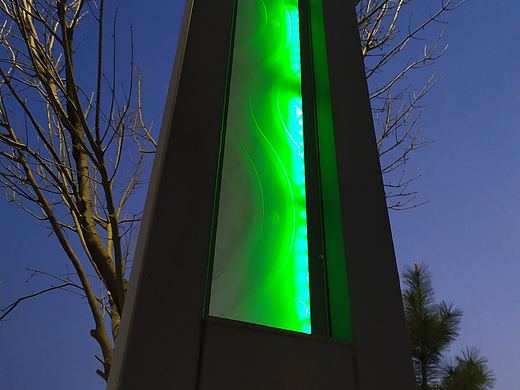 世博光电创新品质发光导光路灯杆结合。夜景风景线