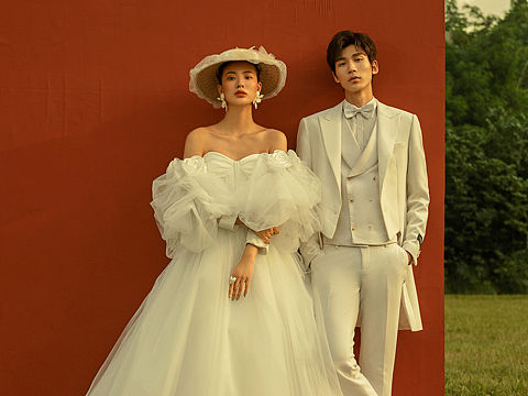 复古红墙婚纱照