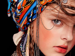 穿民族服饰的少女